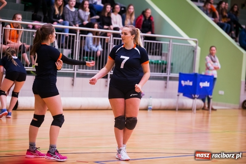 Zdjęcie w galerii na portalu naszraciborz.pl: Mikołajkowy Turniej Szkół Ponadgimnazjalnych w piłce siatkowej dziewcząt i chłopców w Arenie Rafako wiadomości z regionu
