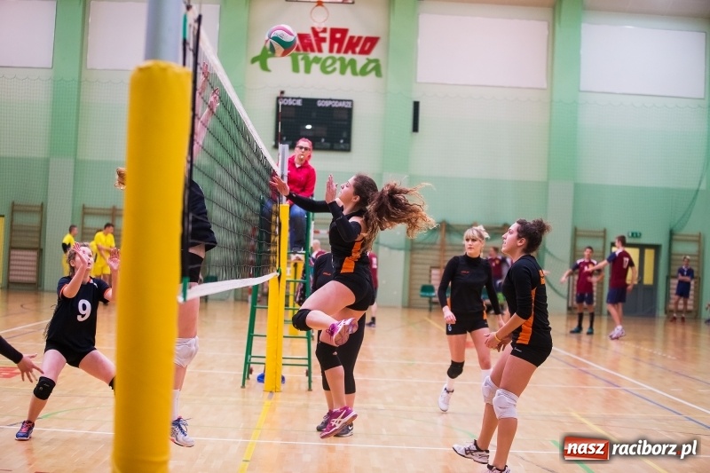 Zdjęcie w galerii na portalu naszraciborz.pl: Mikołajkowy Turniej Szkół Ponadgimnazjalnych w piłce siatkowej dziewcząt i chłopców w Arenie Rafako wiadomości z regionu