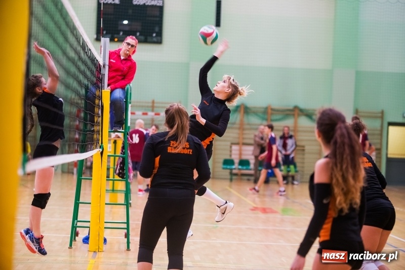 Zdjęcie w galerii na portalu naszraciborz.pl: Mikołajkowy Turniej Szkół Ponadgimnazjalnych w piłce siatkowej dziewcząt i chłopców w Arenie Rafako wiadomości z regionu