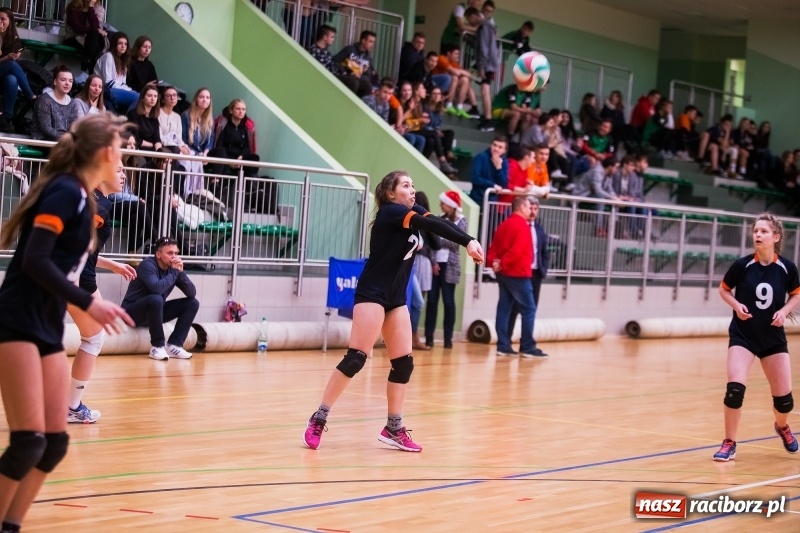Zdjęcie w galerii na portalu naszraciborz.pl: Mikołajkowy Turniej Szkół Ponadgimnazjalnych w piłce siatkowej dziewcząt i chłopców w Arenie Rafako wiadomości z regionu