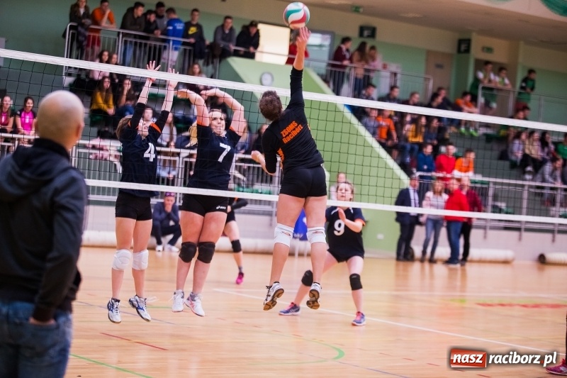 Zdjęcie w galerii na portalu naszraciborz.pl: Mikołajkowy Turniej Szkół Ponadgimnazjalnych w piłce siatkowej dziewcząt i chłopców w Arenie Rafako wiadomości z regionu