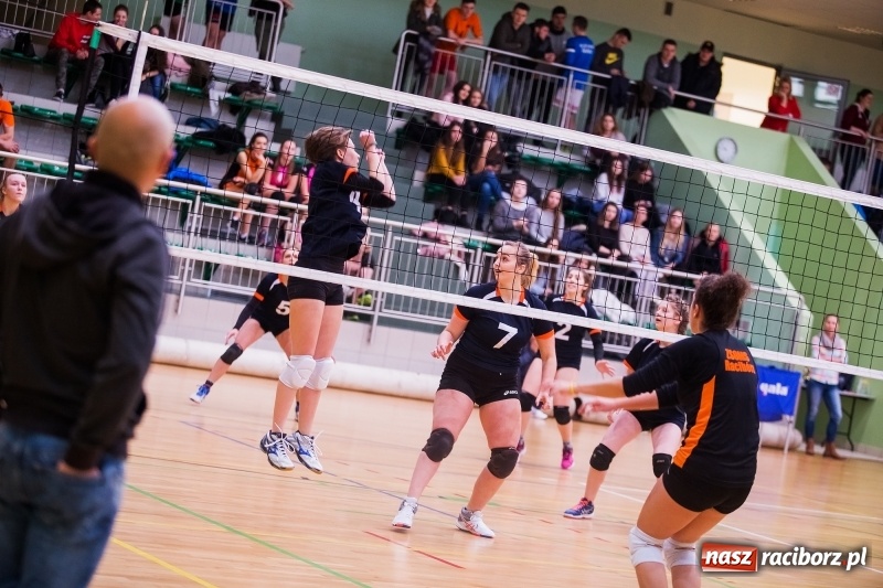 Zdjęcie w galerii na portalu naszraciborz.pl: Mikołajkowy Turniej Szkół Ponadgimnazjalnych w piłce siatkowej dziewcząt i chłopców w Arenie Rafako wiadomości z regionu