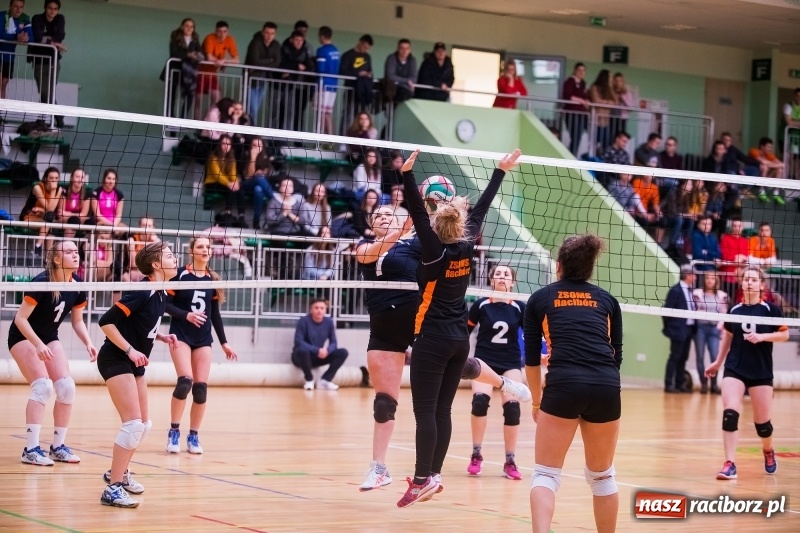 Zdjęcie w galerii na portalu naszraciborz.pl: Mikołajkowy Turniej Szkół Ponadgimnazjalnych w piłce siatkowej dziewcząt i chłopców w Arenie Rafako wiadomości z regionu
