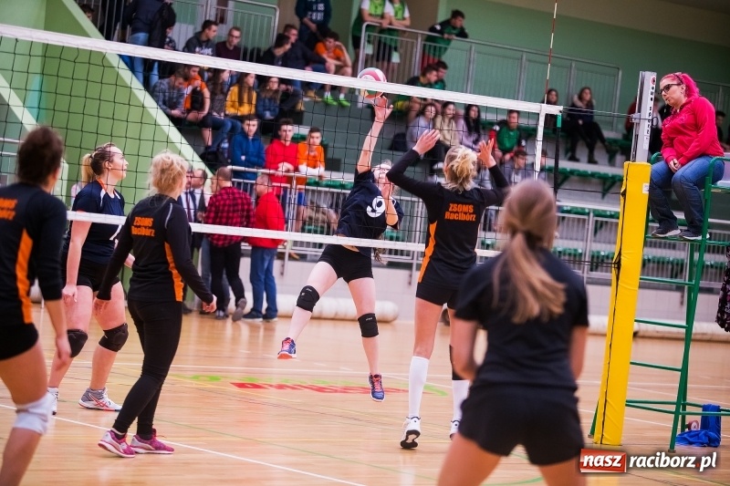 Zdjęcie w galerii na portalu naszraciborz.pl: Mikołajkowy Turniej Szkół Ponadgimnazjalnych w piłce siatkowej dziewcząt i chłopców w Arenie Rafako wiadomości z regionu