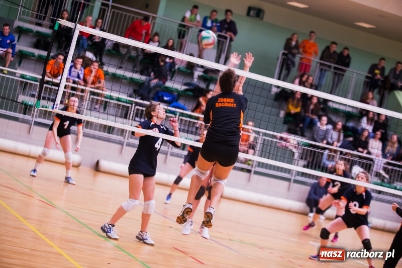 Zdjęcie w galerii na portalu naszraciborz.pl: Mikołajkowy Turniej Szkół Ponadgimnazjalnych w piłce siatkowej dziewcząt i chłopców w Arenie Rafako wiadomości z regionu