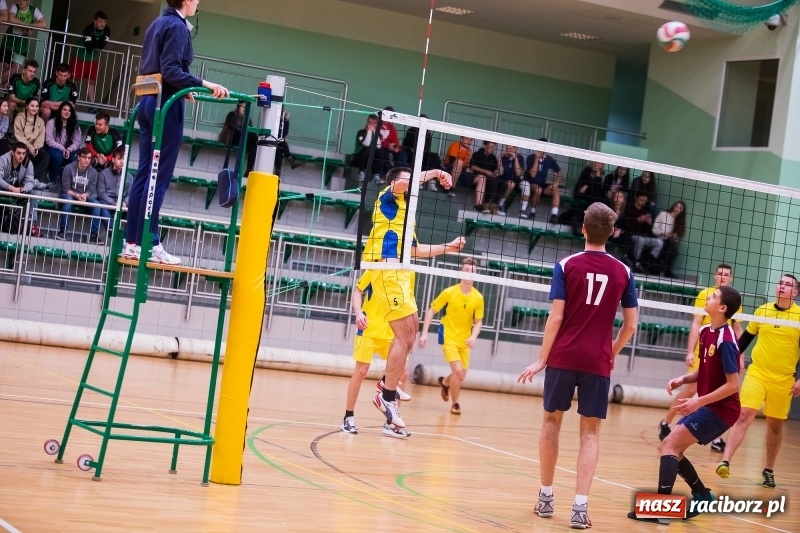 Zdjęcie w galerii na portalu naszraciborz.pl: Mikołajkowy Turniej Szkół Ponadgimnazjalnych w piłce siatkowej dziewcząt i chłopców w Arenie Rafako wiadomości z regionu