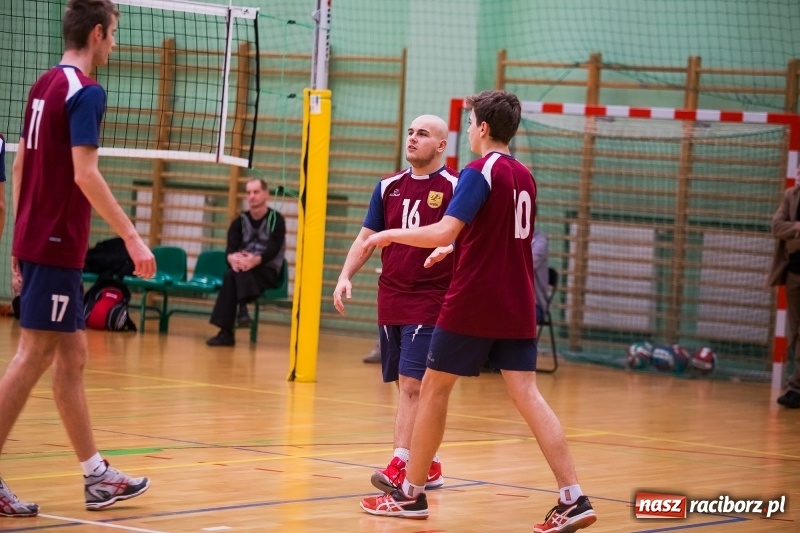 Zdjęcie w galerii na portalu naszraciborz.pl: Mikołajkowy Turniej Szkół Ponadgimnazjalnych w piłce siatkowej dziewcząt i chłopców w Arenie Rafako wiadomości z regionu