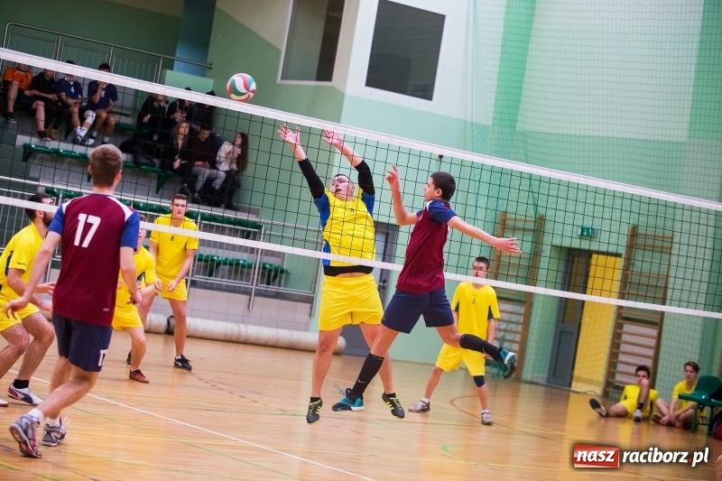 Zdjęcie w galerii na portalu naszraciborz.pl: Mikołajkowy Turniej Szkół Ponadgimnazjalnych w piłce siatkowej dziewcząt i chłopców w Arenie Rafako wiadomości z regionu