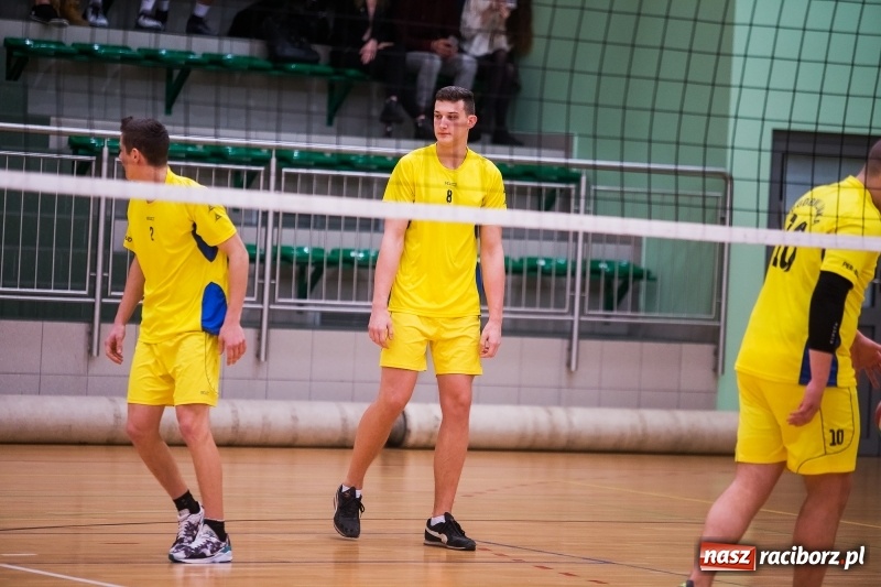 Zdjęcie w galerii na portalu naszraciborz.pl: Mikołajkowy Turniej Szkół Ponadgimnazjalnych w piłce siatkowej dziewcząt i chłopców w Arenie Rafako wiadomości z regionu