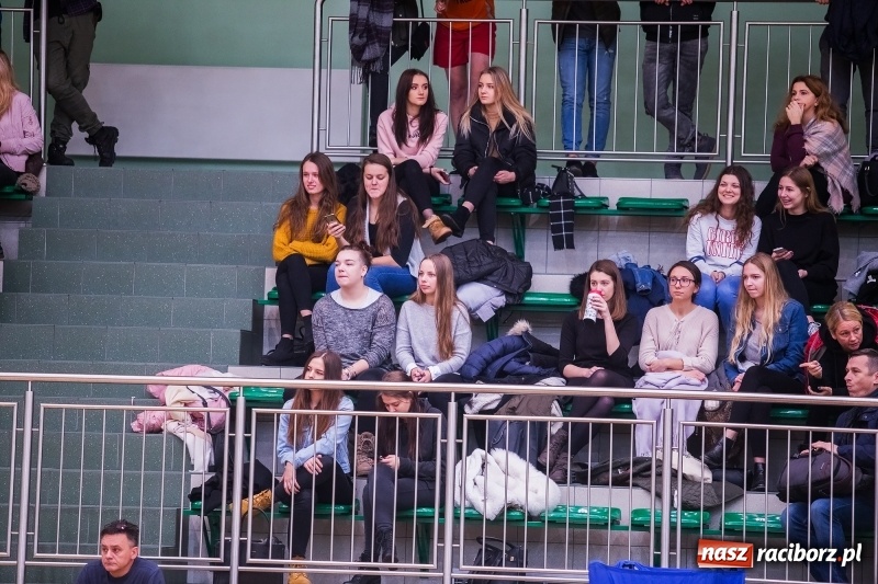 Zdjęcie w galerii na portalu naszraciborz.pl: Mikołajkowy Turniej Szkół Ponadgimnazjalnych w piłce siatkowej dziewcząt i chłopców w Arenie Rafako wiadomości z regionu