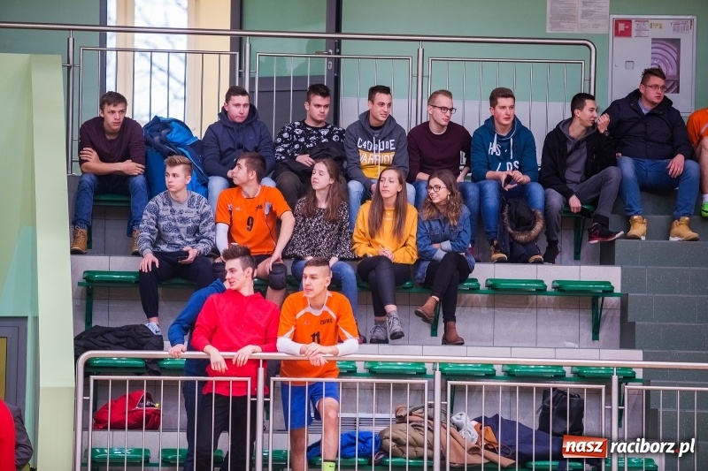 Zdjęcie w galerii na portalu naszraciborz.pl: Mikołajkowy Turniej Szkół Ponadgimnazjalnych w piłce siatkowej dziewcząt i chłopców w Arenie Rafako wiadomości z regionu