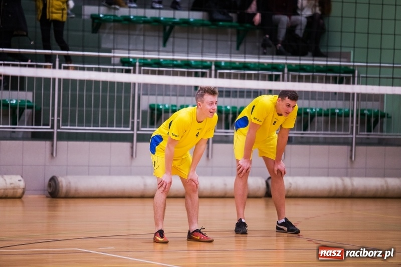 Zdjęcie w galerii na portalu naszraciborz.pl: Mikołajkowy Turniej Szkół Ponadgimnazjalnych w piłce siatkowej dziewcząt i chłopców w Arenie Rafako wiadomości z regionu