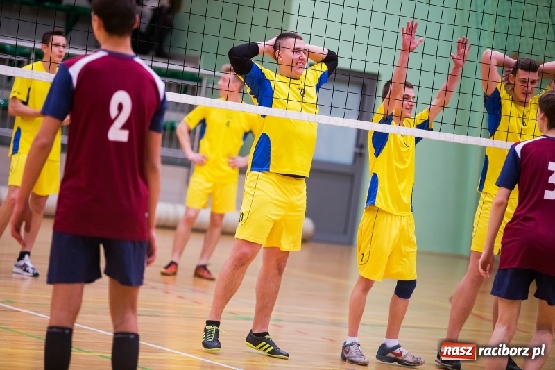 Zdjęcie w galerii na portalu naszraciborz.pl: Mikołajkowy Turniej Szkół Ponadgimnazjalnych w piłce siatkowej dziewcząt i chłopców w Arenie Rafako wiadomości z regionu