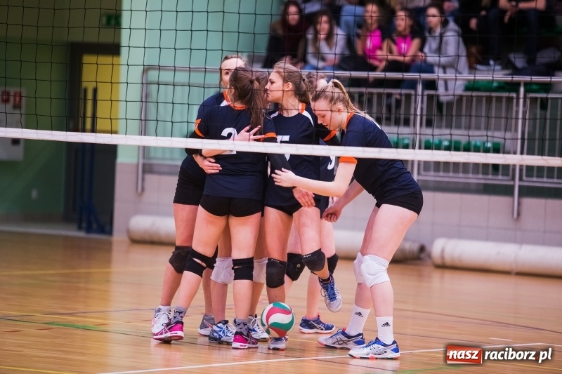 Zdjęcie w galerii na portalu naszraciborz.pl: Mikołajkowy Turniej Szkół Ponadgimnazjalnych w piłce siatkowej dziewcząt i chłopców w Arenie Rafako wiadomości z regionu