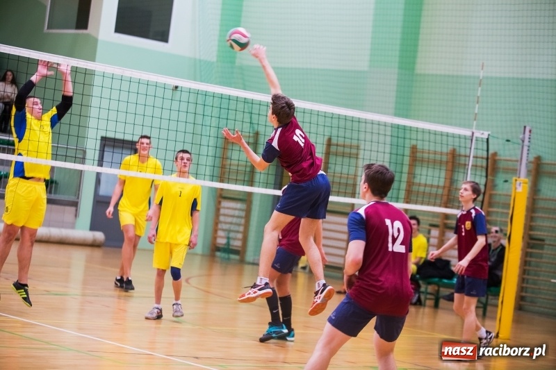 Zdjęcie w galerii na portalu naszraciborz.pl: Mikołajkowy Turniej Szkół Ponadgimnazjalnych w piłce siatkowej dziewcząt i chłopców w Arenie Rafako wiadomości z regionu