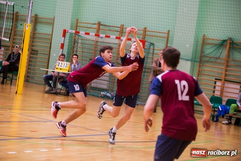 Zdjęcie w galerii na portalu naszraciborz.pl: Mikołajkowy Turniej Szkół Ponadgimnazjalnych w piłce siatkowej dziewcząt i chłopców w Arenie Rafako wiadomości z regionu