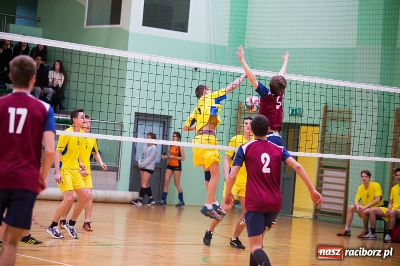 Zdjęcie w galerii na portalu naszraciborz.pl: Mikołajkowy Turniej Szkół Ponadgimnazjalnych w piłce siatkowej dziewcząt i chłopców w Arenie Rafako wiadomości z regionu