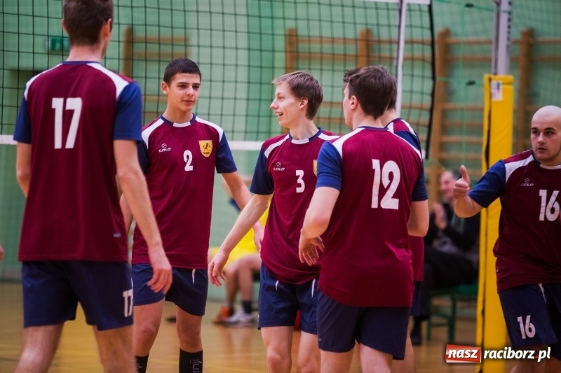Zdjęcie w galerii na portalu naszraciborz.pl: Mikołajkowy Turniej Szkół Ponadgimnazjalnych w piłce siatkowej dziewcząt i chłopców w Arenie Rafako wiadomości z regionu