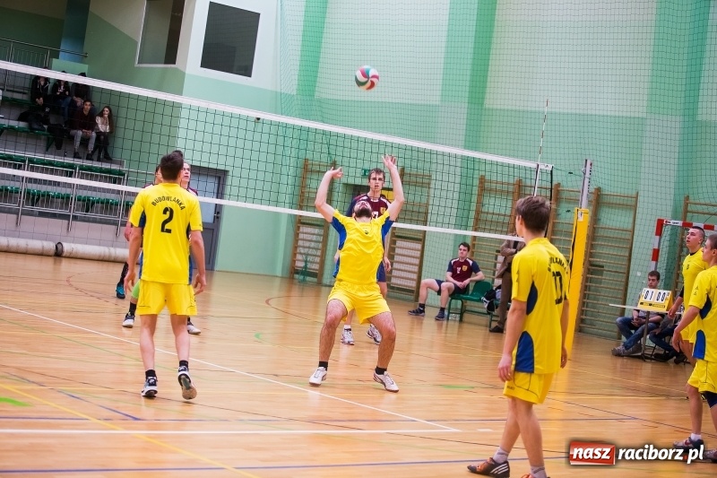 Zdjęcie w galerii na portalu naszraciborz.pl: Mikołajkowy Turniej Szkół Ponadgimnazjalnych w piłce siatkowej dziewcząt i chłopców w Arenie Rafako wiadomości z regionu