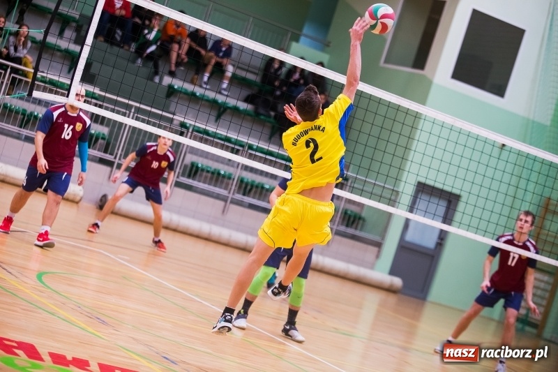 Zdjęcie w galerii na portalu naszraciborz.pl: Mikołajkowy Turniej Szkół Ponadgimnazjalnych w piłce siatkowej dziewcząt i chłopców w Arenie Rafako wiadomości z regionu