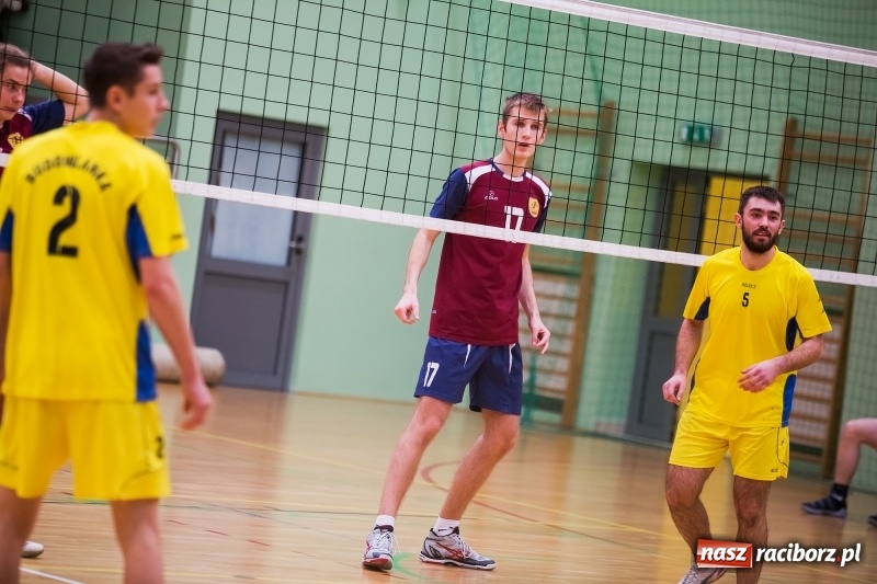 Zdjęcie w galerii na portalu naszraciborz.pl: Mikołajkowy Turniej Szkół Ponadgimnazjalnych w piłce siatkowej dziewcząt i chłopców w Arenie Rafako wiadomości z regionu