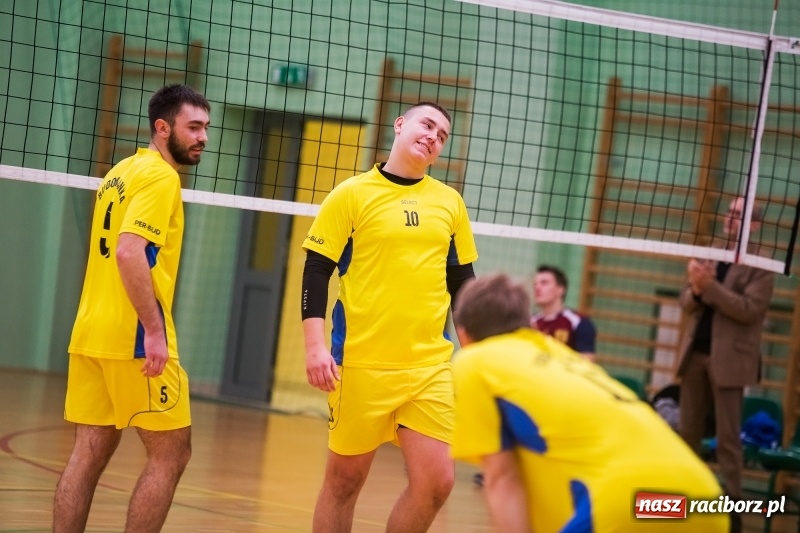 Zdjęcie w galerii na portalu naszraciborz.pl: Mikołajkowy Turniej Szkół Ponadgimnazjalnych w piłce siatkowej dziewcząt i chłopców w Arenie Rafako wiadomości z regionu