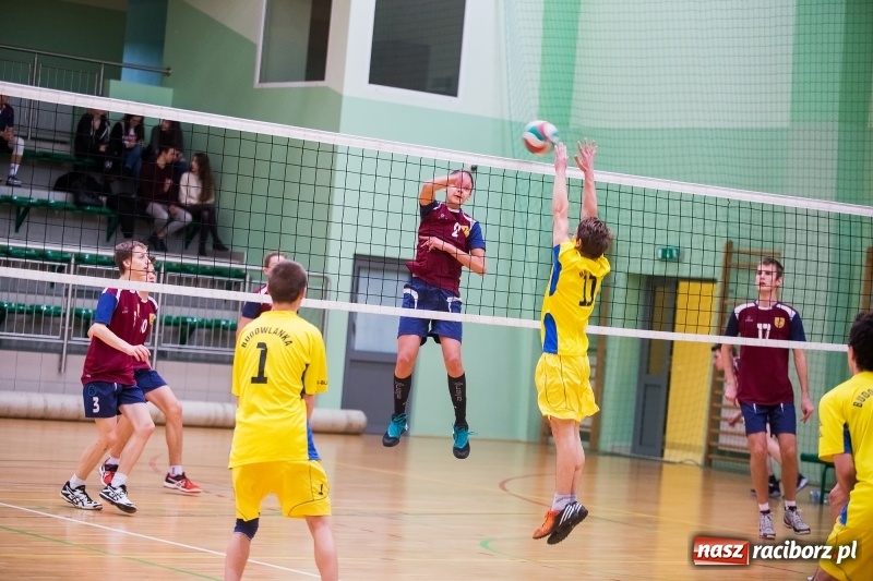 Zdjęcie w galerii na portalu naszraciborz.pl: Mikołajkowy Turniej Szkół Ponadgimnazjalnych w piłce siatkowej dziewcząt i chłopców w Arenie Rafako wiadomości z regionu