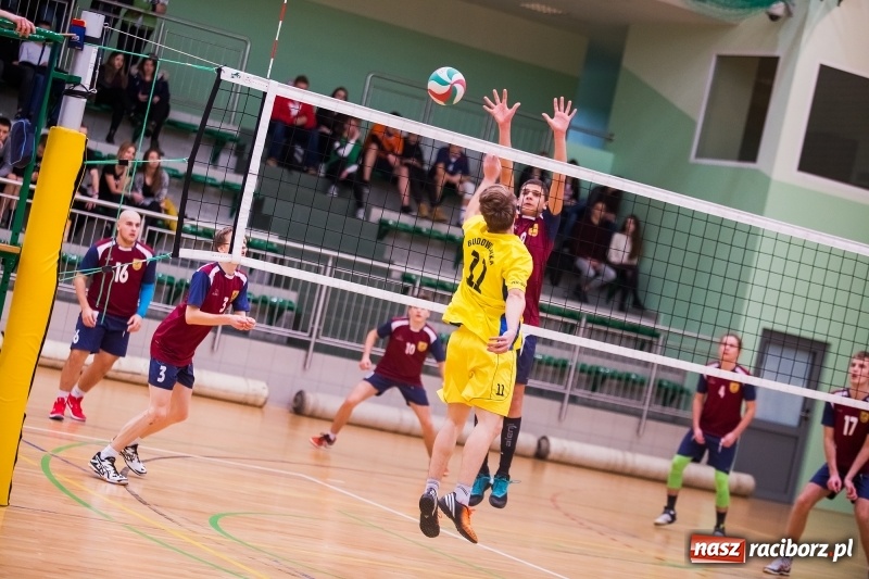 Zdjęcie w galerii na portalu naszraciborz.pl: Mikołajkowy Turniej Szkół Ponadgimnazjalnych w piłce siatkowej dziewcząt i chłopców w Arenie Rafako wiadomości z regionu