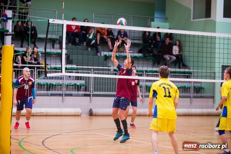 Zdjęcie w galerii na portalu naszraciborz.pl: Mikołajkowy Turniej Szkół Ponadgimnazjalnych w piłce siatkowej dziewcząt i chłopców w Arenie Rafako wiadomości z regionu