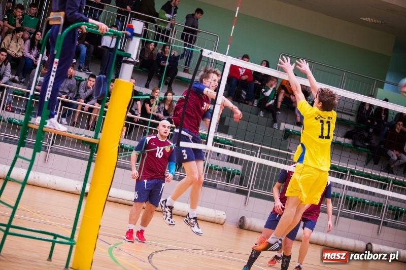 Zdjęcie w galerii na portalu naszraciborz.pl: Mikołajkowy Turniej Szkół Ponadgimnazjalnych w piłce siatkowej dziewcząt i chłopców w Arenie Rafako wiadomości z regionu