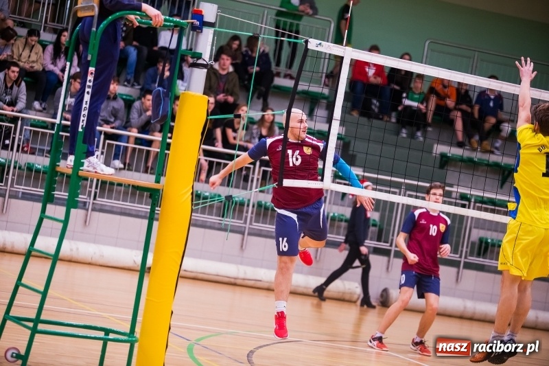 Zdjęcie w galerii na portalu naszraciborz.pl: Mikołajkowy Turniej Szkół Ponadgimnazjalnych w piłce siatkowej dziewcząt i chłopców w Arenie Rafako wiadomości z regionu