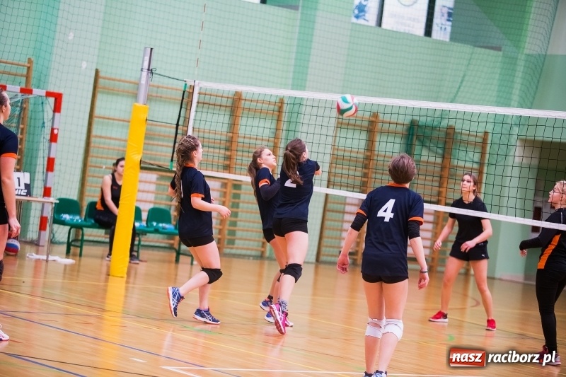 Zdjęcie w galerii na portalu naszraciborz.pl: Mikołajkowy Turniej Szkół Ponadgimnazjalnych w piłce siatkowej dziewcząt i chłopców w Arenie Rafako wiadomości z regionu