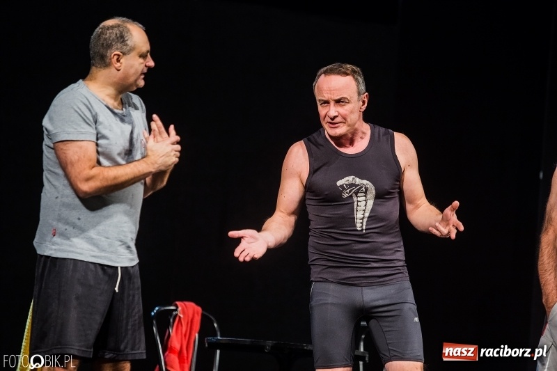 Zdjęcie w galerii na portalu naszraciborz.pl: Wszystko o mężczyznach na deskach sceny RCK wiadomości z regionu