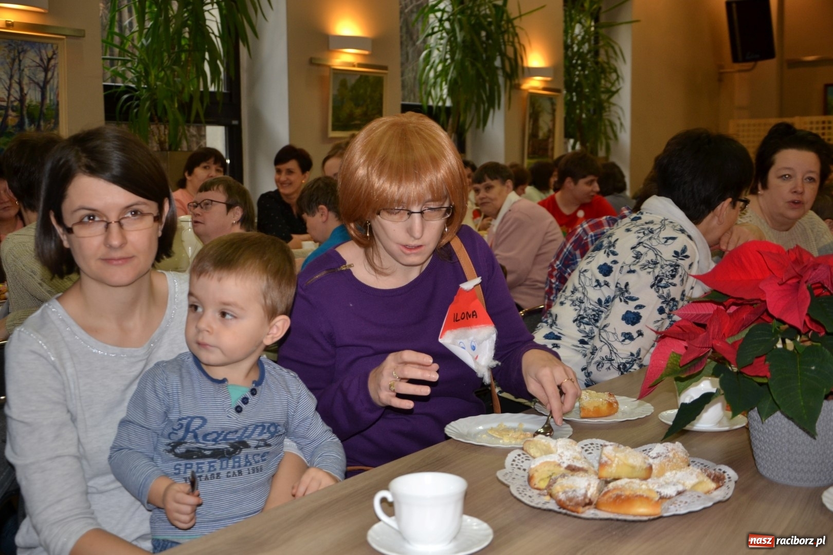 Zdjęcie w galerii na portalu naszraciborz.pl: Święty Mikołaj z workiem pełnym prezentów wiadomości z regionu