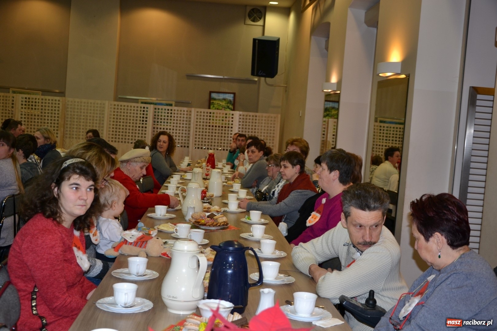 Zdjęcie w galerii na portalu naszraciborz.pl: Święty Mikołaj z workiem pełnym prezentów wiadomości z regionu