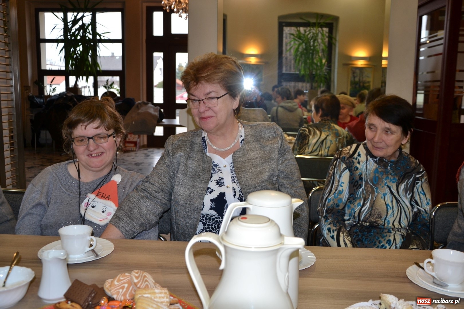 Zdjęcie w galerii na portalu naszraciborz.pl: Święty Mikołaj z workiem pełnym prezentów wiadomości z regionu