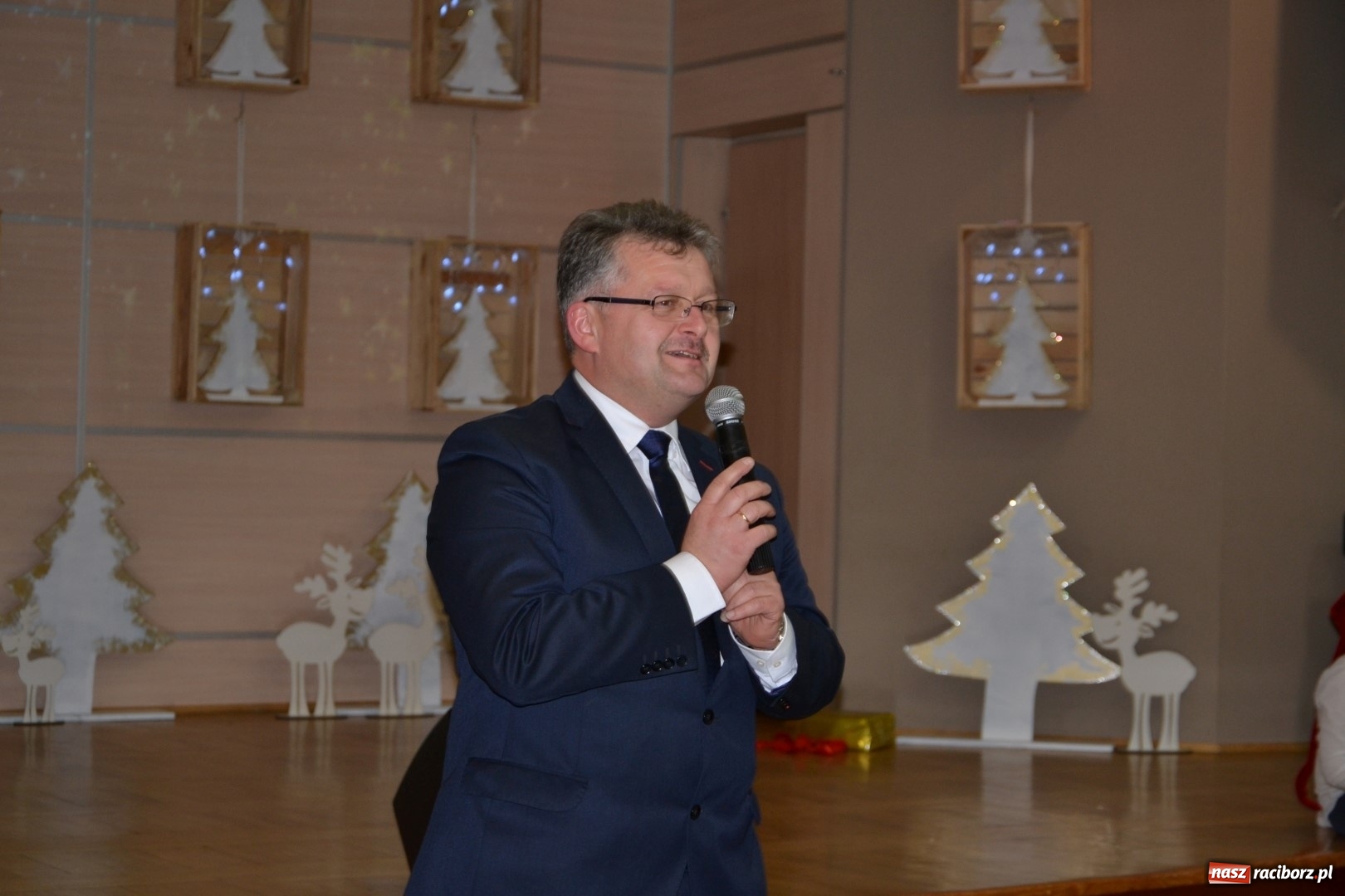 Zdjęcie w galerii na portalu naszraciborz.pl: Święty Mikołaj z workiem pełnym prezentów wiadomości z regionu