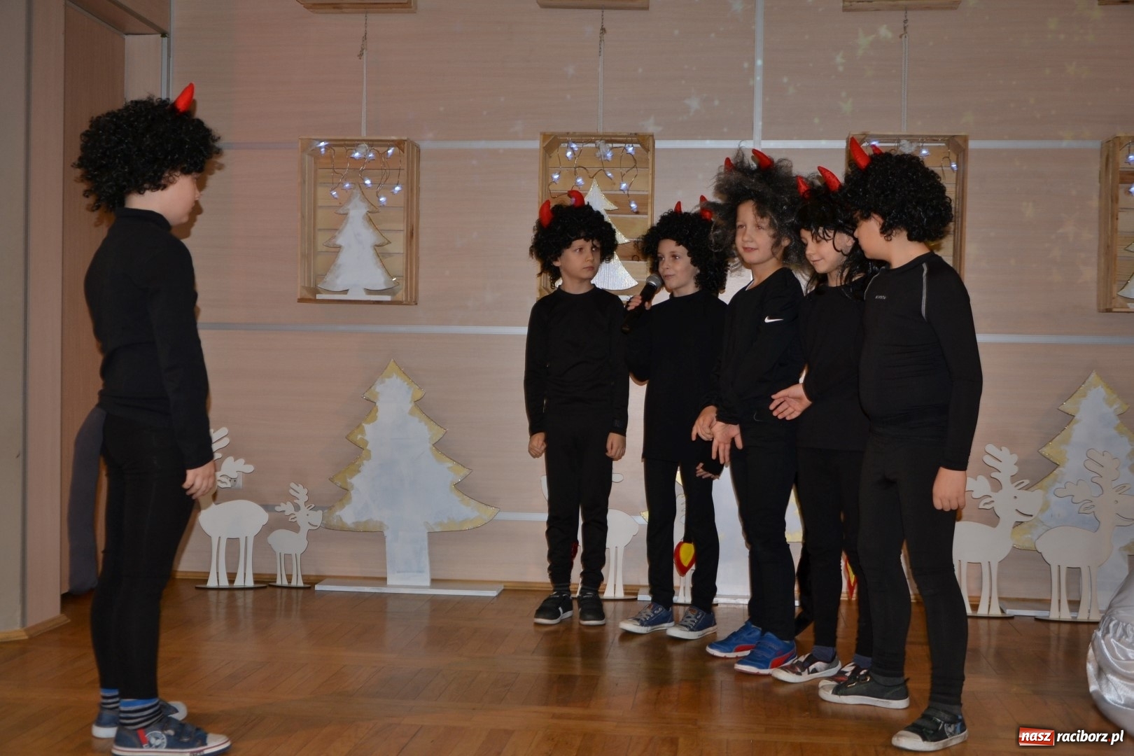 Zdjęcie w galerii na portalu naszraciborz.pl: Święty Mikołaj z workiem pełnym prezentów wiadomości z regionu