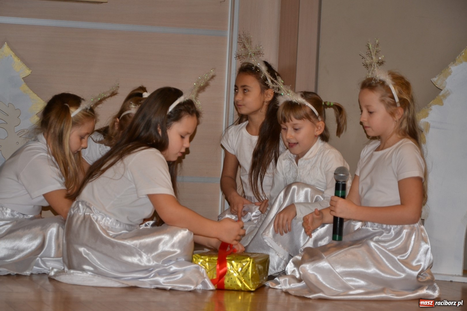 Zdjęcie w galerii na portalu naszraciborz.pl: Święty Mikołaj z workiem pełnym prezentów wiadomości z regionu