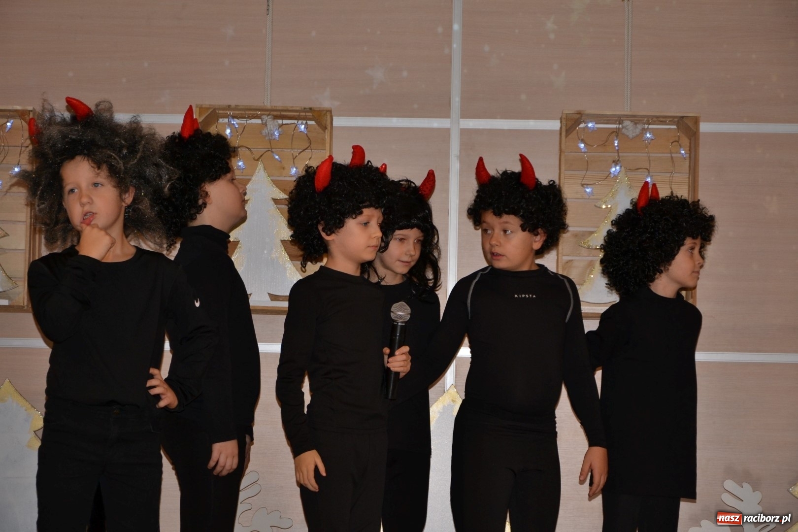 Zdjęcie w galerii na portalu naszraciborz.pl: Święty Mikołaj z workiem pełnym prezentów wiadomości z regionu