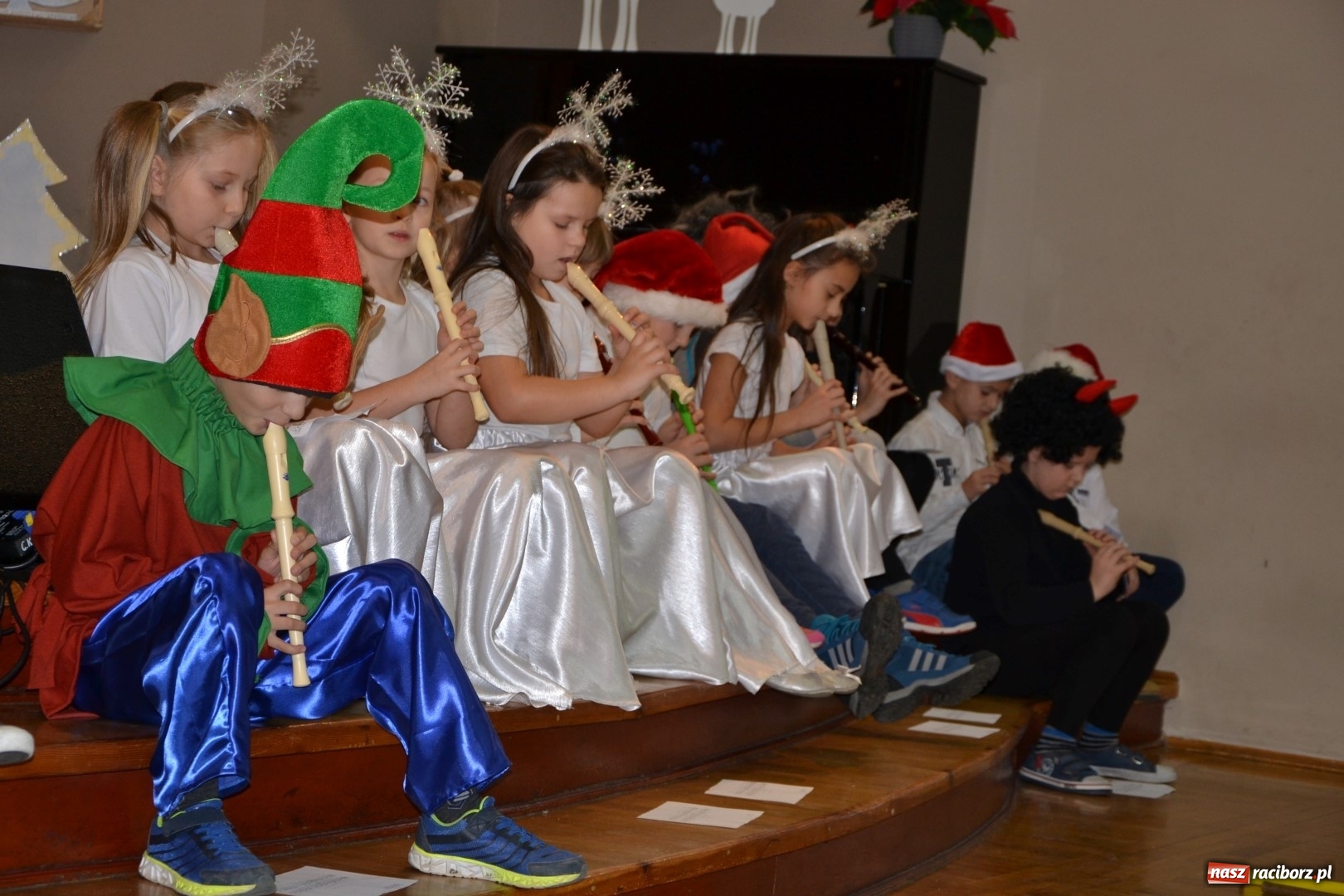 Zdjęcie w galerii na portalu naszraciborz.pl: Święty Mikołaj z workiem pełnym prezentów wiadomości z regionu