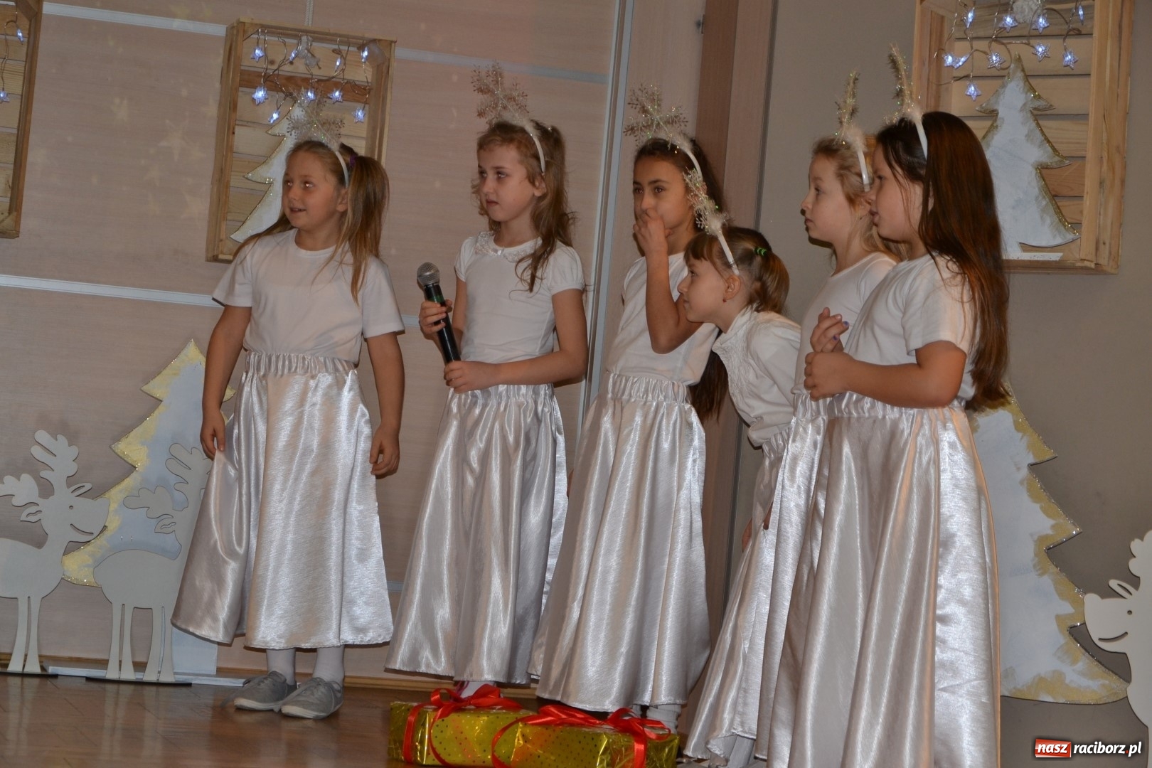 Zdjęcie w galerii na portalu naszraciborz.pl: Święty Mikołaj z workiem pełnym prezentów wiadomości z regionu