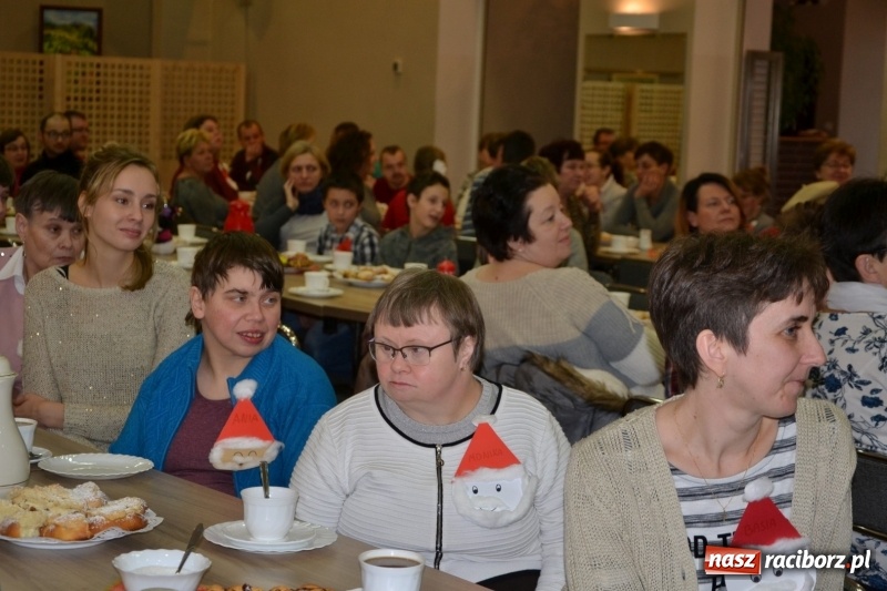 Zdjęcie w galerii na portalu naszraciborz.pl: Święty Mikołaj z workiem pełnym prezentów wiadomości z regionu