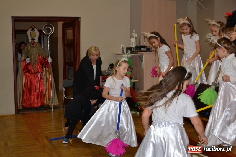 Zdjęcie w galerii na portalu naszraciborz.pl: Święty Mikołaj z workiem pełnym prezentów wiadomości z regionu