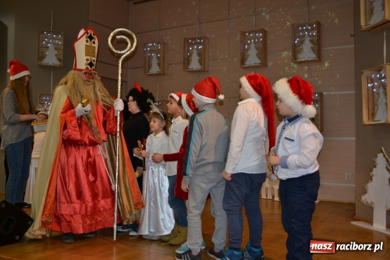 Zdjęcie w galerii na portalu naszraciborz.pl: Święty Mikołaj z workiem pełnym prezentów wiadomości z regionu