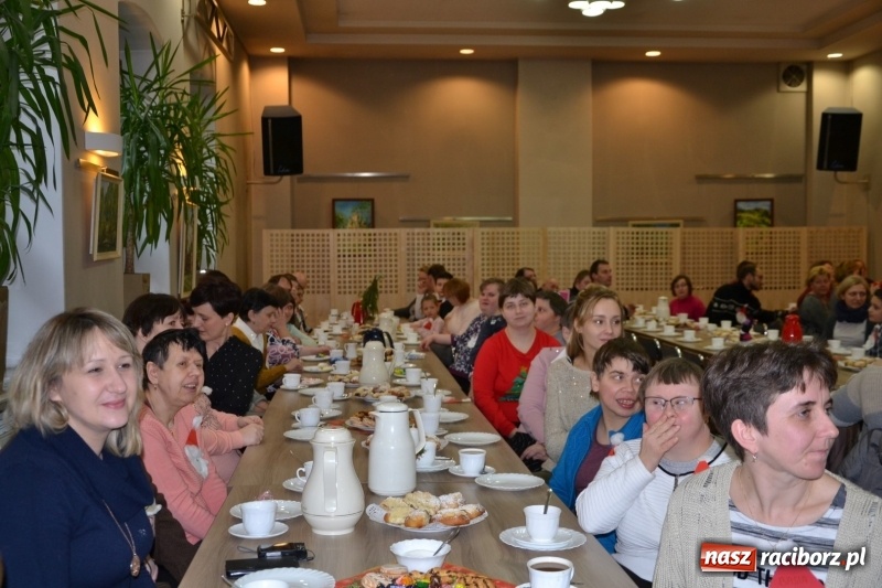 Zdjęcie w galerii na portalu naszraciborz.pl: Święty Mikołaj z workiem pełnym prezentów wiadomości z regionu