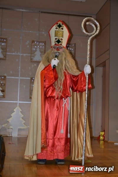 Zdjęcie w galerii na portalu naszraciborz.pl: Święty Mikołaj z workiem pełnym prezentów wiadomości z regionu