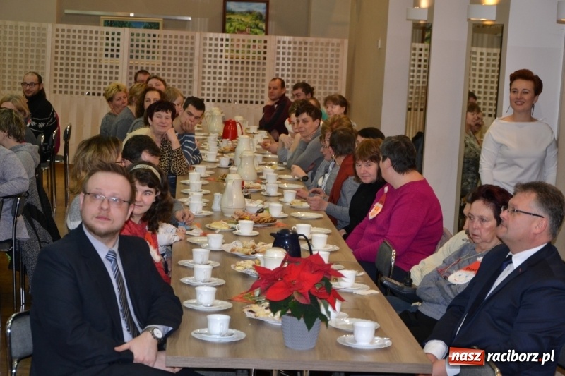 Zdjęcie w galerii na portalu naszraciborz.pl: Święty Mikołaj z workiem pełnym prezentów wiadomości z regionu