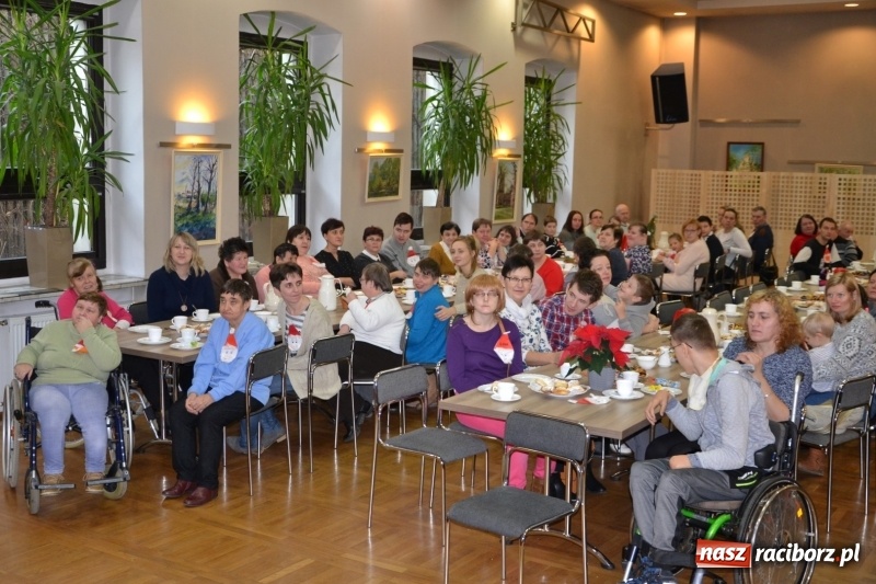 Zdjęcie w galerii na portalu naszraciborz.pl: Święty Mikołaj z workiem pełnym prezentów wiadomości z regionu