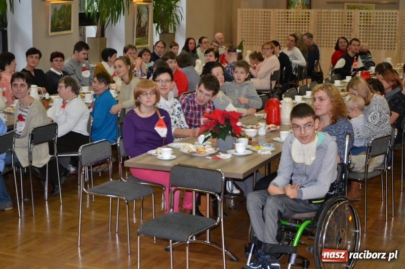 Zdjęcie w galerii na portalu naszraciborz.pl: Święty Mikołaj z workiem pełnym prezentów wiadomości z regionu